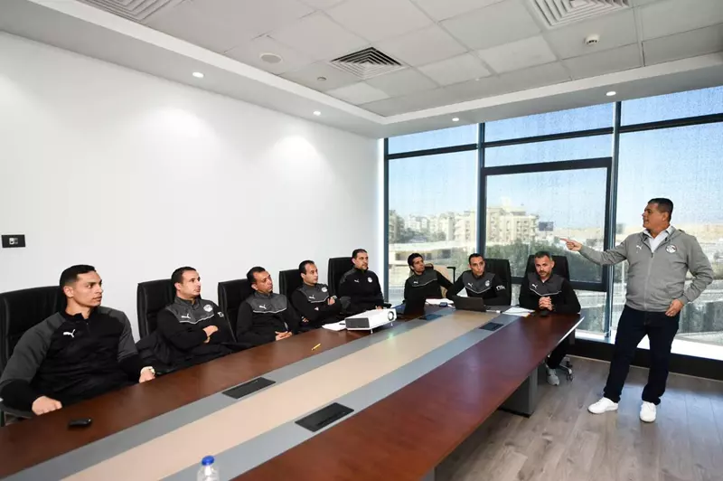 محاضرة أوسكار رويز مع حكام القمة